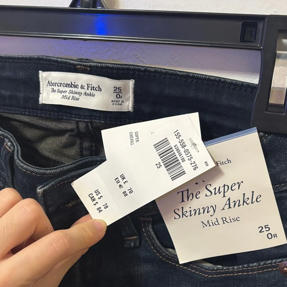 Madewell High-Rise Skinny Jeans in Black Wash - Picture 2 of 3